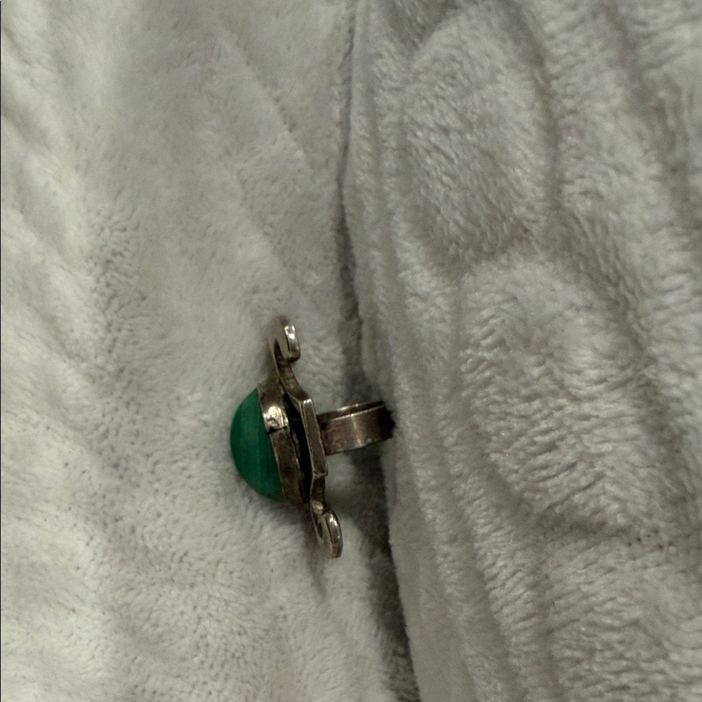 Vintage Source Unknown Silver Ring With Green Sto… - image 4